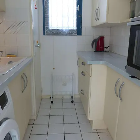 Mazet Climatisé Avec Terrasse Au Lavandou - Fr-1-308-78 * Le Lavandou